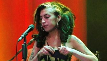Amy Winehouse ar fi cumparat cocaina si heroina de 1.200 de lire cu cateva ORE inainte de a muri! <span style=