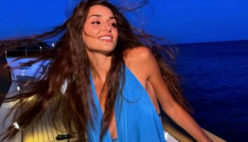Hande Erçel nu a avut pace în Grecia decât pe iaht, în largul mării. Fanii au fost mereu pe urmele actriței care a făcut furori în serialul „Dragostea plutește în aer”, alături de Kerem Bürsin