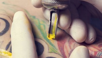 Si-a desenat pe fata un tatuaj imens. Cum arata desenul care a starnit controverse pe internet