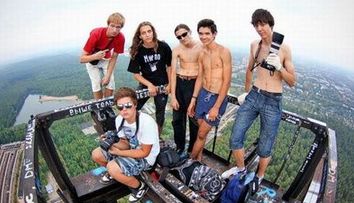 Fotografia, noul sport extrem! Un grup de tineri isi risca viata pentru cateva poze