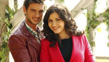 Alina Eremia si Dorian Popa, apropiati pe platourile de filmare. Cum au fost surprinsi cei doi cand credeau ca nimeni nu-i vede