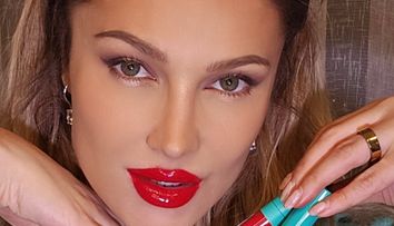 Lora s-a lansat în afaceri! Cât costă un ruj de la brandul ei de make-up