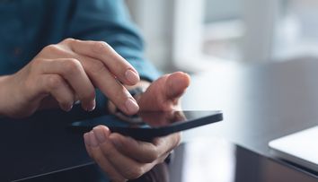 De ce nu este bine să folosești telefonul în Postul Paștelui. Un preot explică motivul pentru care credincioșii sunt îndemnați să ia în considerare și „postul digital”