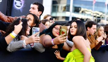 Selena Gomez, din nou în formă maximă. Cum a fost surprinsă la filmări