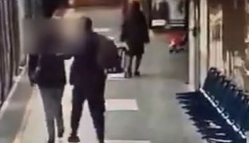 Momentul terifiant în care un tânăr de 22 de ani este înjunghiat la metrou, chiar sub privirile călătorilor! În ce stare se află acum