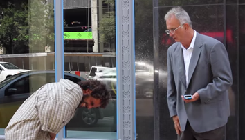 A rugat un om fara adapost sa il ajute. Un experiment social care ne demonstreaza ce se intampla in realitate