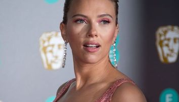 Scarlett Johansson, accident vestimentar în fața paparazzilor. Ce au surprins camerele foto
