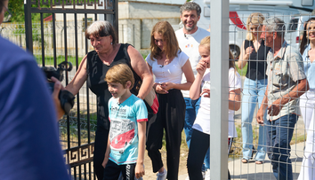 VIDEO Frații Anghel, primii pași în noua casă: Cu timpul, o să ne obișnuim și cu viața asta