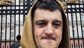Cine e românul care a pretins că e fiul Prințului Charles și ce a urmărit cu clipul care s-a viralizat în online