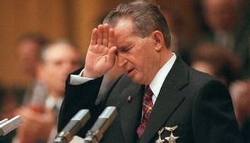 Sotii Ceausescu, dezgropati si ingropati la loc. Hainele erau gaurite VIDEO