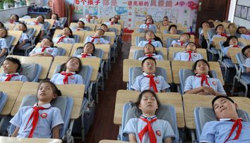 La noi elevii învață „pe repede-înainte” în două schimburi, în China au și timp de un pui de somn la școală. Imaginile cu școlarii care dorm în bănci au devenit din nou virale
