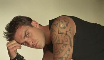 Robbie Williams, pe jumatate dezbracat, stand pe videochat cu straini. Un clip excentric