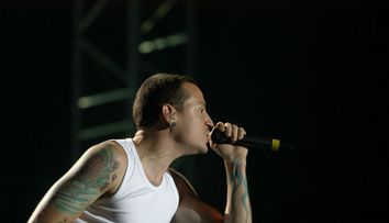 Opreste traficul si este usor de inteles de ce. Un barbat i-a adus un omagiu lui Chester Bennington de la Linkin Park