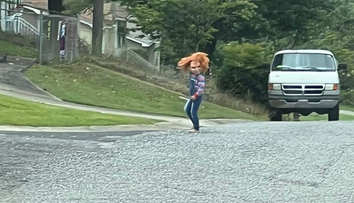Băiatul de 5 ani care și-a terorizat vecinii îmbrăcat în Chucky, păpușa ucigașă