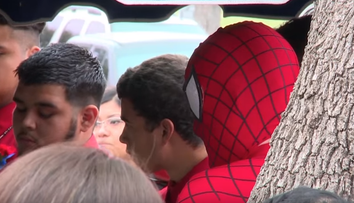 A venit imbracat la inmormantarea unui baietel in costumul de Spider-Man. Toti au ramas uimiti cand au aflat cine este barbatul