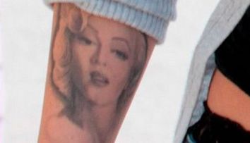 Megan Fox nu mai vrea tatuajul cu Marilyn Monroe! Afla de ce! FOTO