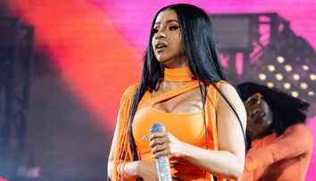 VIDEO Cardi B și-a aruncat peruca de mii de dolari în public. Ce au făcut fanii cu ea