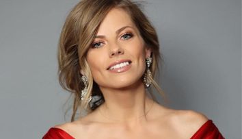 Roxana Hulpe, imagine adorabilă cu fetița ei în ziua botezului. Ce ținută și-a ales prezentatoarea