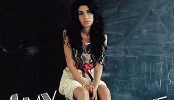 Vanzarile albumelor lui Amy Winehouse au SARIT în ultimele 24 de ore! <span style=