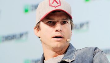 Ashton Kutcher, față în față cu bărbatul acuzat că i-a ucis iubita acum 18 ani