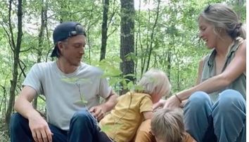 O fostă profesoară trăiește în pădure cu cei trei copii ai ei: ”N-o să-i dau niciodată la școală, să facă teme”