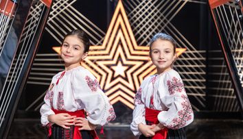 Românii au talent 2025, 21 februarie. Ioana și Maria Bucur, surorile din Filipeștii de Pădure care au făcut show cu interpretarea lor la țiteră. Au oferit o dedicație specială pentru echipa de fotbal Petrolul Ploiești