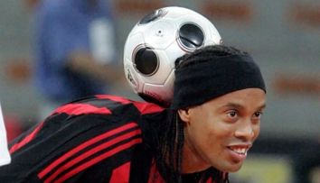 Ronaldinho a pierdut 125 de milioane de dolari. I-au găsit numai 6 dolari în conturi. Fotbalistul trăiește în prezent din evenimente și meciuri demonstrative