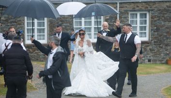 Nunta momentului în Marea Britanie! La doar 16 ani, Venezuela s-a măritat un tânăr de 19 ani, în cadrul unei ceremonii opulente. Sub rochia de mireasă, a purtat papuci de plastic