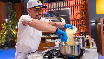 Masterchef, 16 septembrie. Vali Petre a creat haos în platoul emisiunii ”Masterchef”! Peștele lui i-a determinat pe cei trei chefi să renunțe la orice reguli. Concurentul a început să plângă