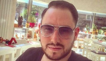 Influencerul Andrei Versace a fost găsit mort în casă. Vecinii au dat alerta, primele detalii de la anchetatori