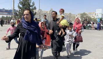 O femeie a filmat fuga de talibani, după ce aceștia au preluat Kabul! Video-ul sfâșietor a devenit viral