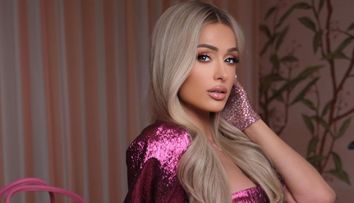 Paris Hilton, cea mai sexy Crăciuniță! Vedeta s-a fotografia în lenjerie intimă roșie lângă brad