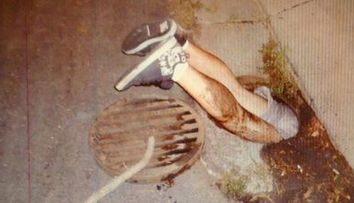 Un barbat a ramas intepenit intr-o gura de canalizare! Afla de ce!