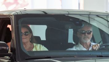 Pierce Brosnan, apariție cuceritoare la 73 de ani! Ce frumoasă e soția lui, cu zece ani mai tânără decât el FOTO