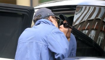 Și-au pus șepci și au încercat să treacă neobservați, dar degeaba! Harry Styles și Zoë Kravitz au fost prinși la plimbare, extrem de apropiați, iar pe degetul ei strălucea un diamant uriaș! S-au logodit în mare secret?! Ar putea fi nunta anului 2026