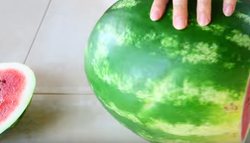 Pepenele verde este desertul preferat al tuturor! Doua metode grozave de a-l taia fara sa faci dezastru in bucatarie