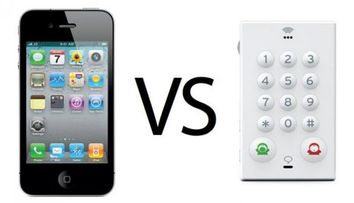 Duel pe viata si pe moarte! iPhone 4 vs. Cel mai simplu telefon