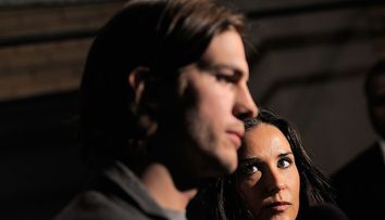 Ashton Kutcher rupe tăcerea. Cum i-a răspuns lui Demi Moore pe contul său de Twitter