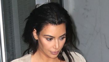 Kim Kardashian, aparitie sexy alaturi de sotul ei. Cum arata vedeta intr-o fusta extrem de scurta