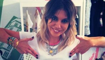 Sore, super sexy intr-o rochie rosie cu decolteu amplu. Cat de seducatoare a fost vedeta