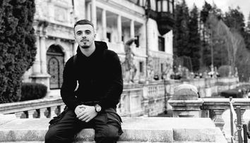 Bogdan Drăgulin, un polițist în vârstă de 22 de ani, a murit într-un cumplit accident după ce mașina lui s-a izbit de o cisternă. Mesajul sfâșietor al iubitei: „O să te iubesc o viață și încă o zi...”