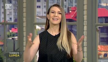 Pare a fi o tinuta de culoare neagra, insa aparitia ei e cu speciala. Perechea de incaltari purtata de Adela Popescu