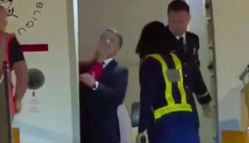 Emmanuel Macron a mai fost pălmuit în trecut, de față cu toată lumea. Președintele Franței a fost filmat în timp ce era lovit cu palma peste față, în timpul unei vizite. VIDEO