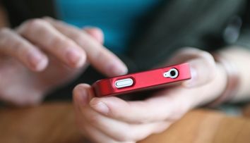 Ca in filme! Trei barbati au facut o gaura intr-un depozit si au fugit cu 240 de smartphone-uri! Nu s-au gandit niciodata ca vor fi prinsi de politisti asa!