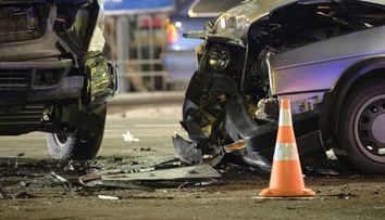 Cunoscută interpretă de muzică populară, implicată într-un grav accident rutier! Mașina artistei a fost proiectată într-un copac
