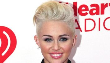 Miley Cyrus, intr-o rochie excentrica si ciudata, care o face sa para dezbracata. Cum a pozat de data aceasta