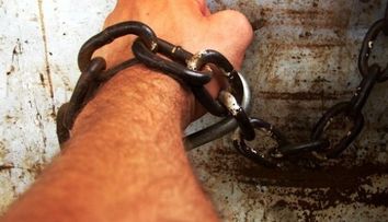 A ajuns in puscarie pentru ca a refuzat sa inapoieze o minge de fotbal aterizata in curtea ei: Cele mai stupide 5 arestari din istorie!