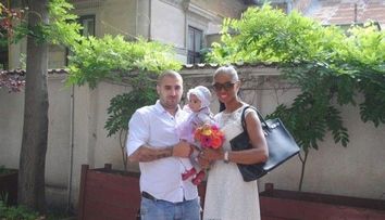 Fetita lui Laurette a implinit 1 an. Uite ce draguta e micuta Serena: FOTO