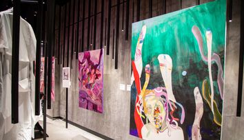 Expoziția Young Blood 3.0 – Noul val de artiste contemporane, realizată de Art Safari, își deschide porțile! Unde poți admira lucrările contemporane, de la pictură și ceramică, la sculptură, fotografie și instalații de artă