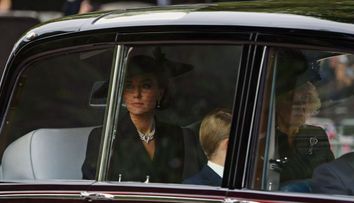 Omagiul pe care Kate Middleton i l-a adus reginei Elisabeta a II-a. Ce a ales să poarte în ziua funeraliilor